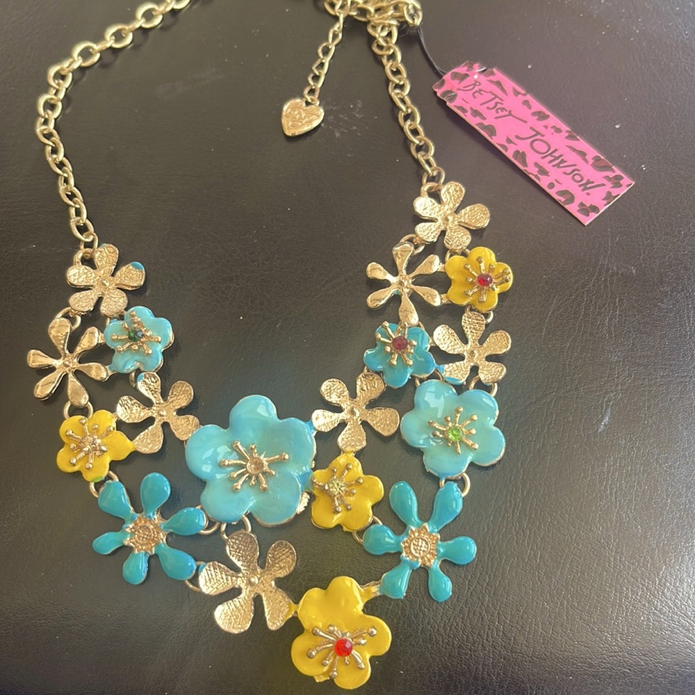 NWT $65 Betsey Johnson Flower Cluster Necklace